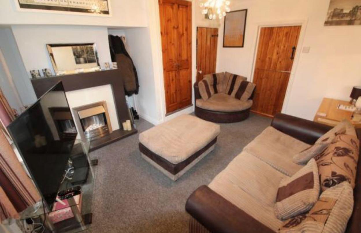 2 Bedrooms Mid Terrace House, 