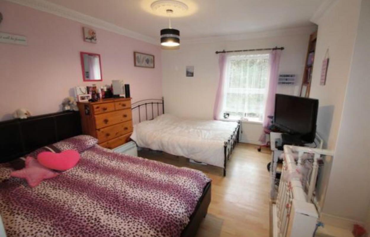 2 Bedrooms Mid Terrace House, 