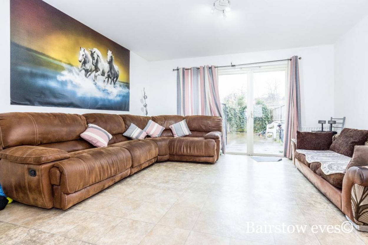 4 Bedrooms Apartment , 